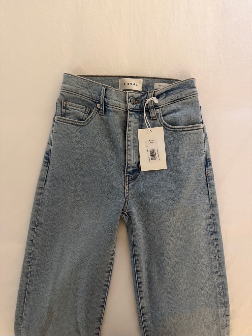 Frame Le Sleek Straight | Denim Straight-Leg Jeans in Light Blue Wash - Picture 3 of 7